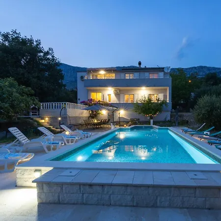 5 Bedroom Cozy In Kastel Sucurac