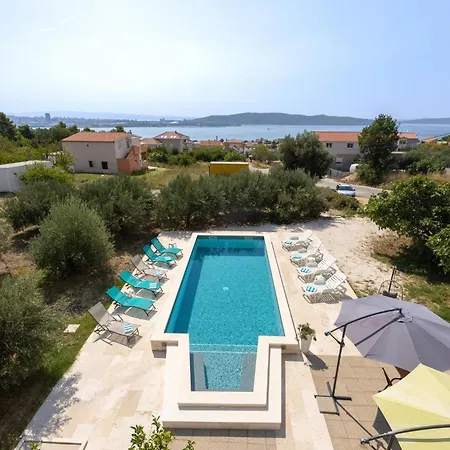 5 Bedroom Cozy In Kastel Sucurac