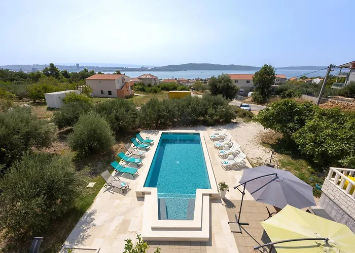 5 Bedroom Cozy In Kastel Sucurac