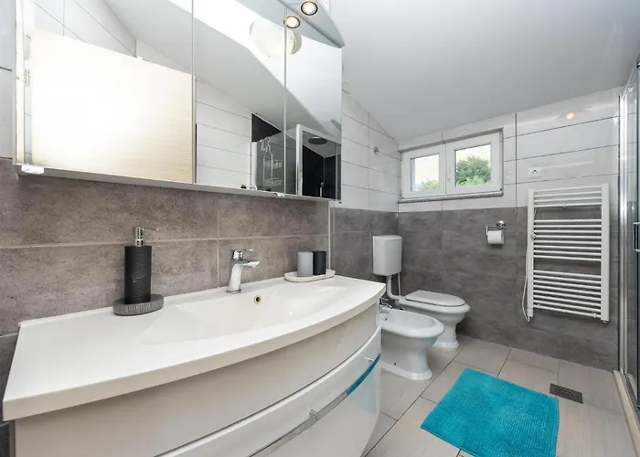 5 Bedroom Cozy In Kastel Sucurac